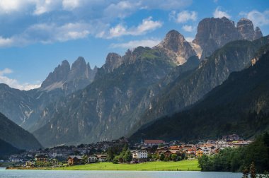 Auronzo Gölü. Ülkenin ve Dolomitlerin aynası..