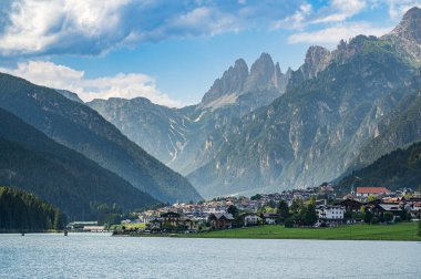 Auronzo Gölü. Ülkenin ve Dolomitlerin aynası..