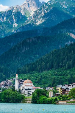 Auronzo Gölü. Ülkenin ve Dolomitlerin aynası..