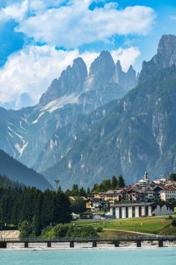 Auronzo Gölü. Ülkenin ve Dolomitlerin aynası..