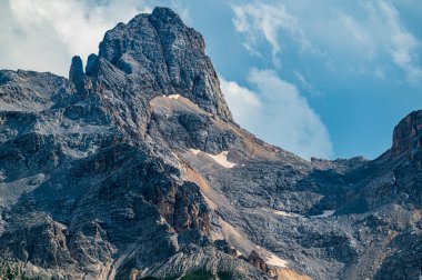 Ampezzo Dolomitlerinin çevre, bitki örtüsü ve doğası, Cristallo Dağı 'nın hakimiyetinde..