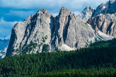 Ampezzo Dolomitlerinin çevre, bitki örtüsü ve doğası, Cristallo Dağı 'nın hakimiyetinde..
