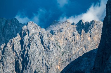 Ampezzo Dolomitlerinin çevre, bitki örtüsü ve doğası, Cristallo Dağı 'nın hakimiyetinde..