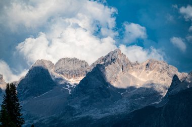Ampezzo Dolomitlerinin çevre, bitki örtüsü ve doğası, Cristallo Dağı 'nın hakimiyetinde..