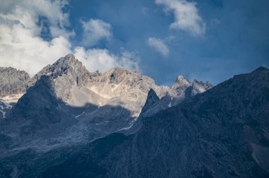 Ampezzo Dolomitlerinin çevre, bitki örtüsü ve doğası, Cristallo Dağı 'nın hakimiyetinde..