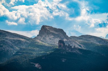 Ampezzo Dolomitlerinin çevre, bitki örtüsü ve doğası, Cristallo Dağı 'nın hakimiyetinde..