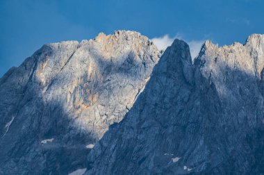 Ampezzo Dolomitlerinin çevre, bitki örtüsü ve doğası, Cristallo Dağı 'nın hakimiyetinde..