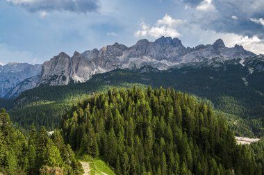Ampezzo Dolomitlerinin çevre, bitki örtüsü ve doğası, Cristallo Dağı 'nın hakimiyetinde..
