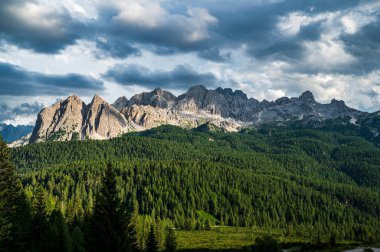 Ampezzo Dolomitlerinin çevre, bitki örtüsü ve doğası, Cristallo Dağı 'nın hakimiyetinde..