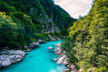 Kobarid 'deki Soca Nehri' nin güzel manzarası. Doğa