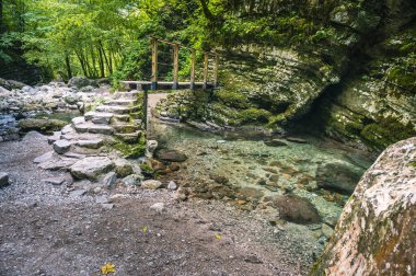 Triglav Ulusal Parkı 'ndaki güzel dağ nehri, Kobarid.