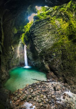 Yeşilliğe dalmak. Kozjak 'ın doğal şelaleleri. Doğanın mucizesi