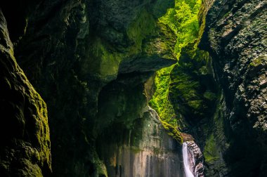 Yeşilliğe dalmak. Kozjak 'ın doğal şelaleleri. Doğanın mucizesi