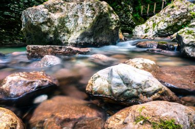 Triglav Ulusal Parkı 'ndaki güzel dağ nehri, Kobarid.