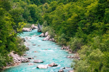 Kobarid 'deki Soca Nehri' nin güzel manzarası. Doğa