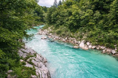 Kobarid 'deki Soca Nehri' nin güzel manzarası. Doğa