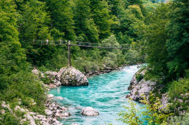 Kobarid 'deki Soca Nehri' nin güzel manzarası. Doğa