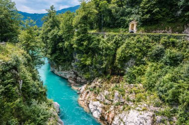 Kobarid 'deki Soca Nehri' nin güzel manzarası. Doğa