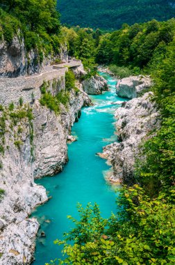 Kobarid 'deki Soca Nehri' nin güzel manzarası. Doğa