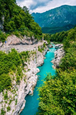 Kobarid 'deki Soca Nehri' nin güzel manzarası. Doğa