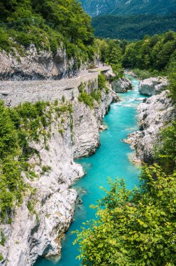 Kobarid 'deki Soca Nehri' nin güzel manzarası. Doğa