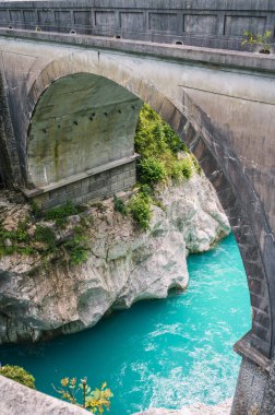Kobarid 'deki Soca Nehri' nin karşısındaki köprü..