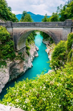 Kobarid 'deki Soca Nehri' nin karşısındaki köprü..