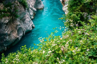 Kobarid 'deki Soca Nehri' nin güzel manzarası. Doğa