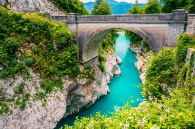 Kobarid 'deki Soca Nehri' nin karşısındaki köprü..