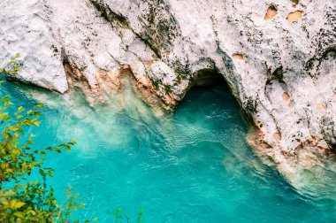 Kobarid 'deki Soca Nehri' nin güzel manzarası. Doğa