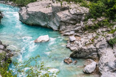 Kobarid 'deki Soca Nehri' nin güzel manzarası. Doğa