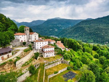 San Giovanni d 'Antro dağ köyünün güzel manzarası.