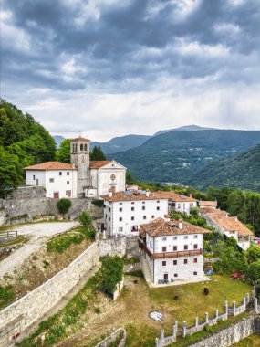 San Giovanni d 'Antro dağ köyünün güzel manzarası.