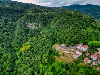 San Giovanni d 'Antro dağ köyünün güzel manzarası.