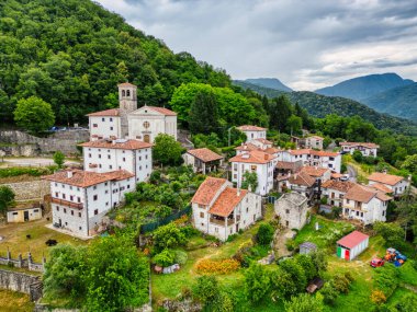 San Giovanni d 'Antro dağ köyünün güzel manzarası.