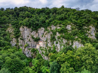 San Giovanni d 'Antro' daki antik Tapınak Mağarası Kilisesi. seyahat