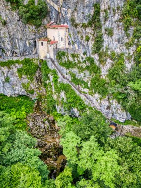 San Giovanni d 'Antro' daki antik Tapınak Mağarası Kilisesi. seyahat