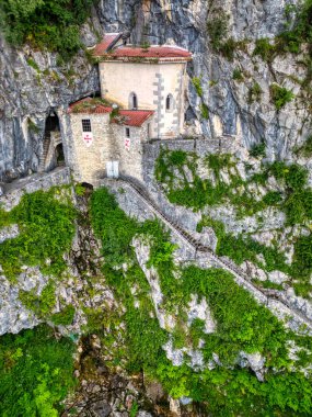 San Giovanni d 'Antro' daki antik Tapınak Mağarası Kilisesi. seyahat
