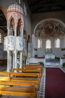 Grado Adası 'ndaki kilisenin içinde. mimari ve tarih