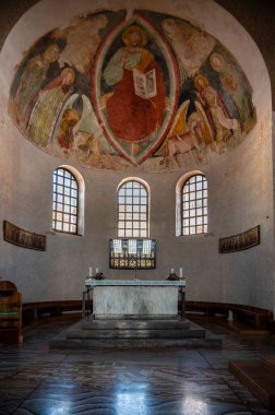 Grado Adası 'ndaki kilisenin içinde. mimari ve tarih