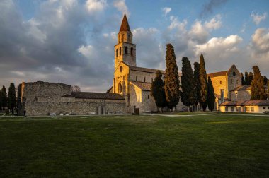 İtalyan şehrinin güzel mimarisi. Antik Aquileia.   