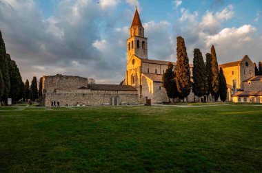 İtalyan şehrinin güzel mimarisi. Antik Aquileia.   