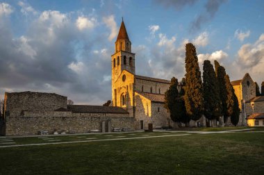 İtalyan şehrinin güzel mimarisi. Antik Aquileia.   