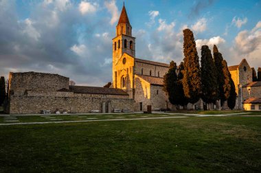 İtalyan şehrinin güzel mimarisi. Antik Aquileia.   