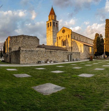 İtalyan şehrinin güzel mimarisi. Antik Aquileia.   