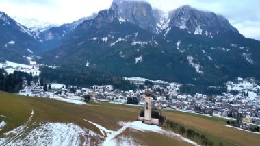 İtalyan Alpleri 'ndeki kilisenin havadan görünüşü