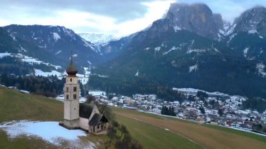 İtalyan Alpleri 'ndeki kilisenin havadan görünüşü