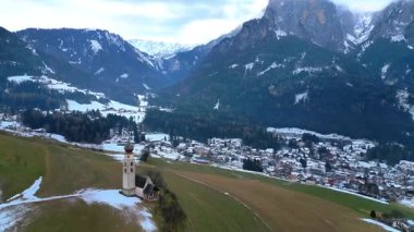 İtalyan Alpleri 'ndeki kilisenin havadan görünüşü