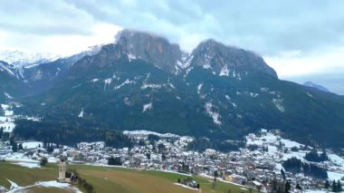 Kar ve ağaçlarla dolu güzel kış manzarası