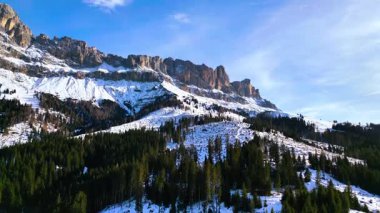 Donmuş ağaçlarla güzel bir kış manzarası, Catinaccio, İtalya